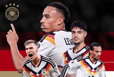 Spieler im Zweikampf um den Ball während eines internationalen Fußballspiels