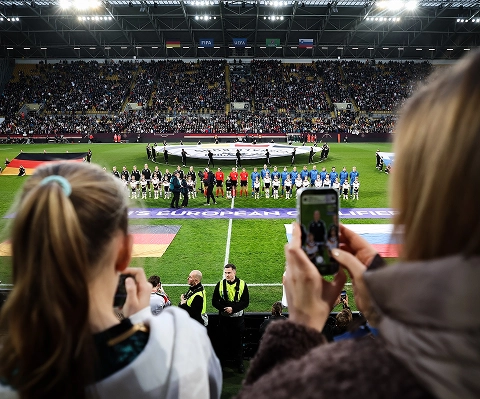 Deutschland-Fan filmt das Spiel mit seinem Smartphone