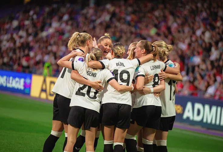 Spielszene eines DFB-Länderspiels im voll besetzten Stadion