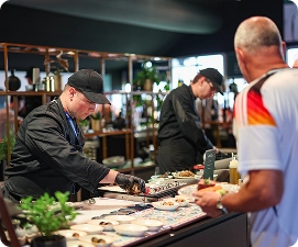 Fußballfans genießen ein DFB-Spiel aus dem VIP-Bereich mit Blick auf das Spielfeld
