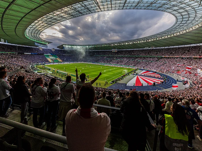 Fans feiern während eines DFB-Spiels