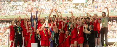 Deutsche Frauen-Nationalmannschaft feiert mit dem Pokal