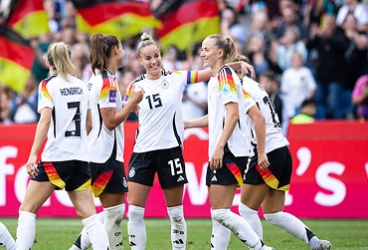 Spielgeschehen auf dem Platz mit voller Stadionkulisse bei einem DFB-Spiel